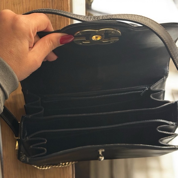 ❌sold❌ Gucci Black Shoulder Bag with Gold Hardware and Chain Detail - Picture 8 of 8